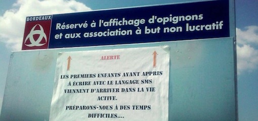réservé à l'affichage d'opignons et aux association à but non lucratif (avec cette orthographe) réservé à l'affichage d'opignons et aux association à but non lucratif (avec cette orthographe)