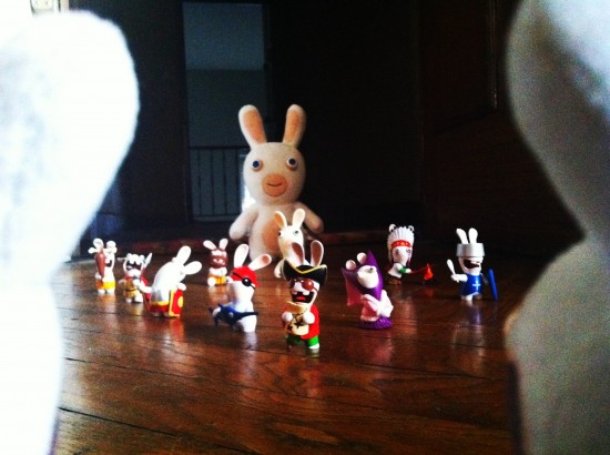 Photographie des cadeaux entourés par les deux peluches originales